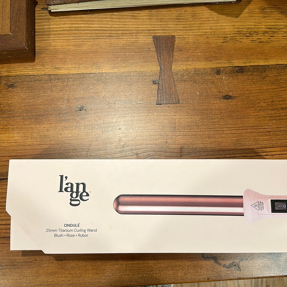 L’ange 25MM Titanium Curling Wand. Comes with protective glove. Blush/Rose color